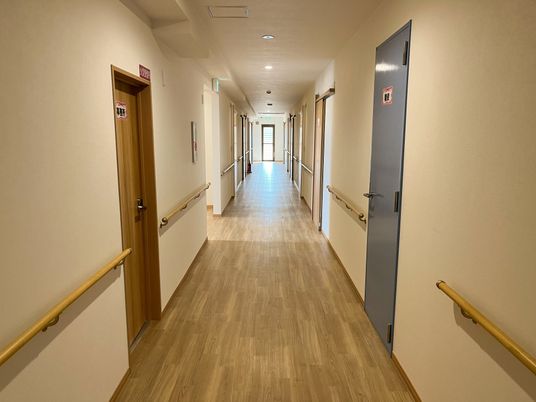 明るく清潔な廊下