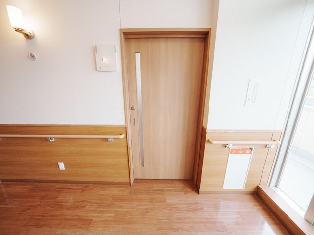 ゆったりした室内の様子 居室 床と壁に温もりのある材質を使用した居室です。開放感があり、安心してご利用いただけます。