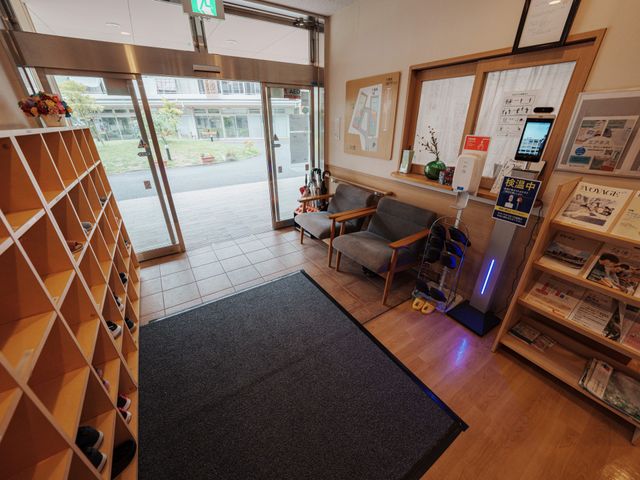 ゆったりしたエントランス エントランス ゆとりある空間の入り口には、座り心地のよいソファが並び、窓からは自然光が差し込んでいます。
