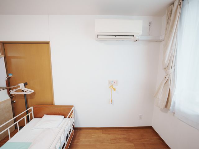 居心地の良い居室 居室 ゆったりとした空間の個室で、窓からは自然光が差し込み温かみのある雰囲気です。安心してお過ごしいただける落ち着いた環境をご提供しています。