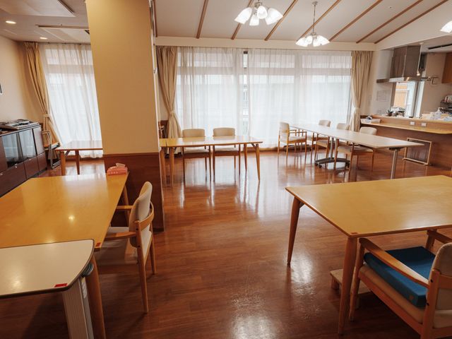 居心地の良い食堂 食堂 ゆったりとした食堂では、利用者の方々が集い、食事や会話を楽しまれています。