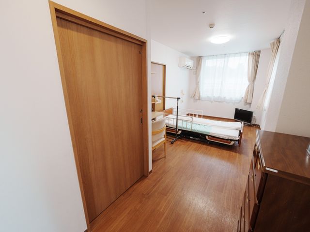 居心地の良い居室 居室 ゆったりとした空間の居室です。明るく清潔感のある室内で、ゆっくりお過ごしいただけます。