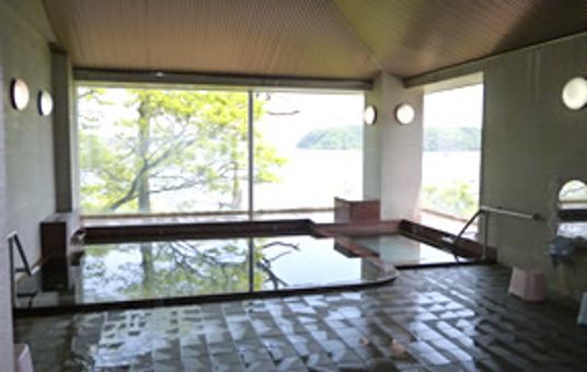 広々とした清潔感ある浴室