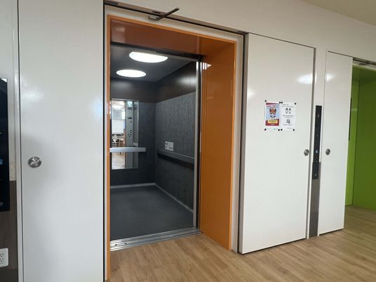 明るい入口スペース