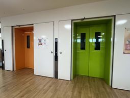 明るい通路の入口