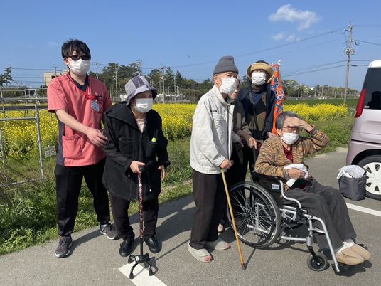 外で楽しむ利用者とスタッフ