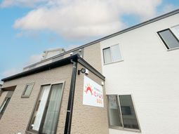 白壁の建物と看板