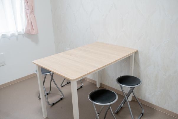明るい居室のテーブルセット