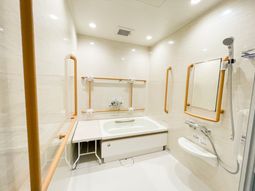 バリアフリーの清潔な浴室