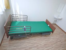 機能的な居室のベッド