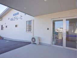 白壁とガラス扉のエントランス