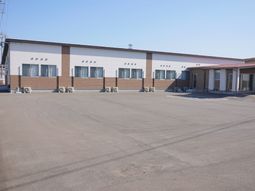 広々した施設の外観