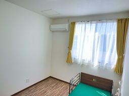 明るい居室のベッド