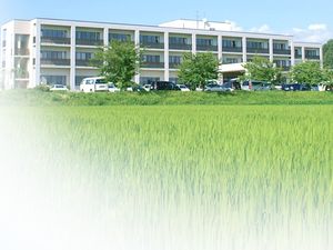 施設外観と田んぼ  