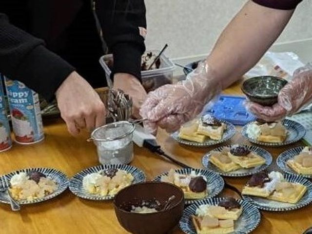 料理活動の手元風景 レクリエーション 一緒に楽しむ手作りの料理活動です。素敵な笑顔と共に、新しいレシピにチャレンジしています。