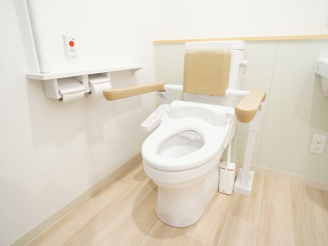 バリアフリートイレの設備 トイレ 手すりと広い空間で安心のトイレ設備。利用者の自立支援を考慮した快適な設計です。