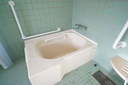 手すり付き浴室