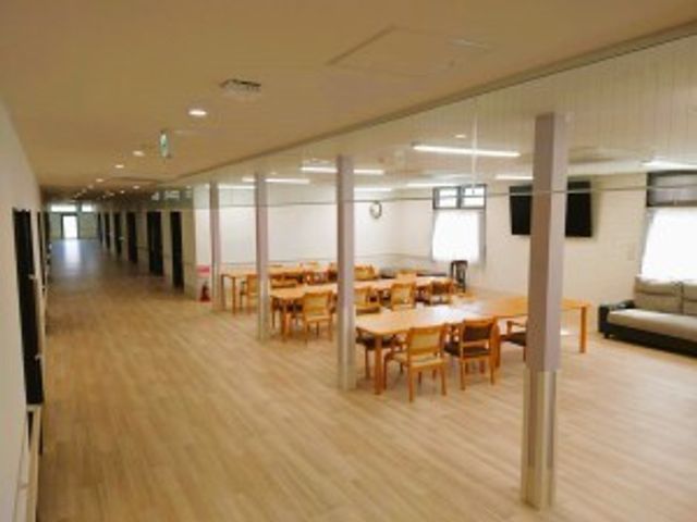 ゆったりとした食堂スペース 食堂 広々とした食堂では、居心地の良い空間で食事が楽しめます。周囲には開放感を感じさせる、大きな窓が配されております。