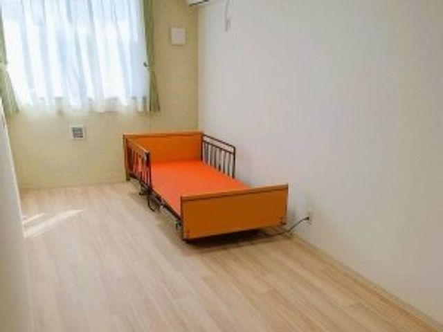 シンプルな居室の様子 居室 広々とした明るい居室が、新しい職場の一角です。やわらかな光が差し込む窓辺で、快適なケアを提供していただけます。
