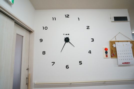 壁時計とカレンダーの廊下