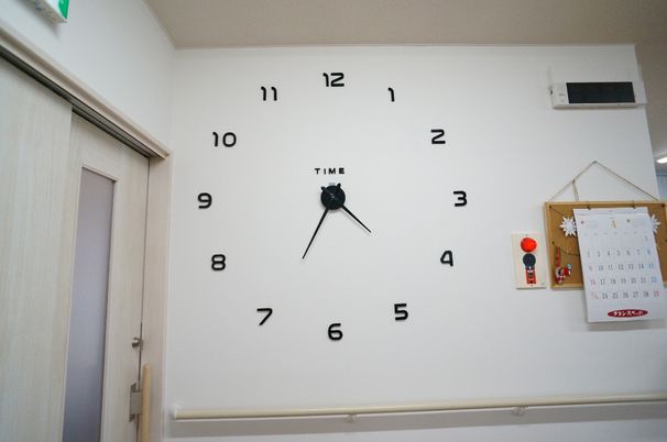 壁時計とカレンダーの廊下