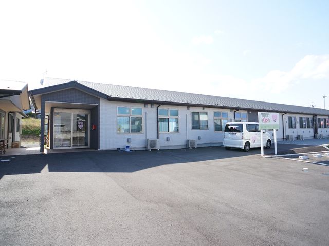 明るい一階建てのエントランス 外観 ゆったりとした駐車スペースのある清潔で開放的な入口です。快適で働きやすい環境がここにあります。
