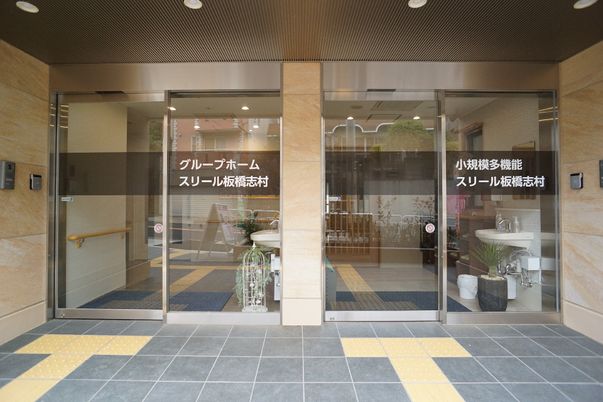 エントランスの自動ドア
