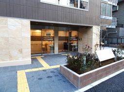 清潔感のある施設エントランス