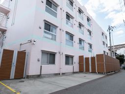 ピンク色の建物の外観