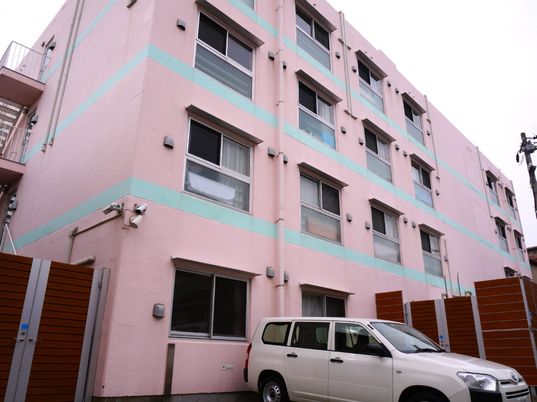 ピンクの建物外観