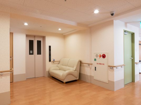 暖かい色彩の廊下エリア