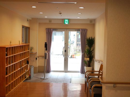 エントランスの明るい廊下