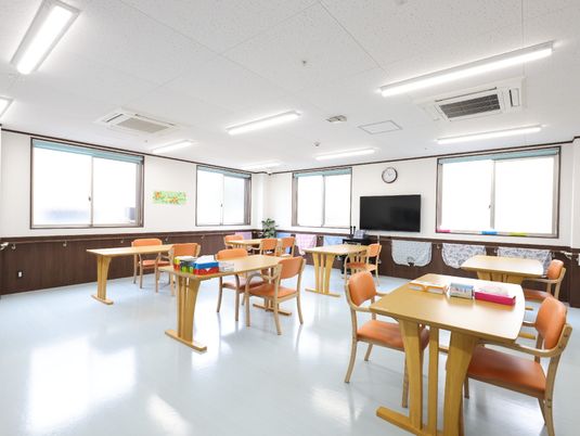 光が差し込む明るい多目的室
