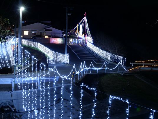 装飾された夜のエントランス