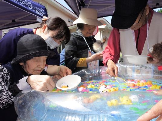 屋外での催しの様子