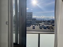 明るい外の景色が見えるバルコニー