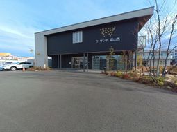 駐車場側の建物外観