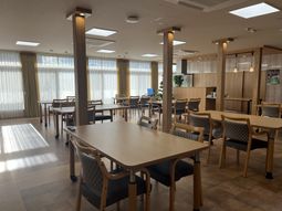 日差しが入る食堂