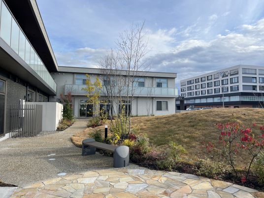 広場が見える建物外観  