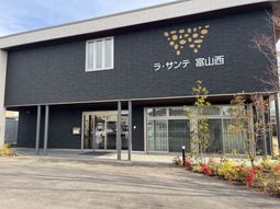 訪問者を迎える外観