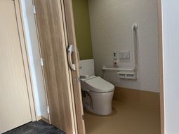 手すり付きのトイレ