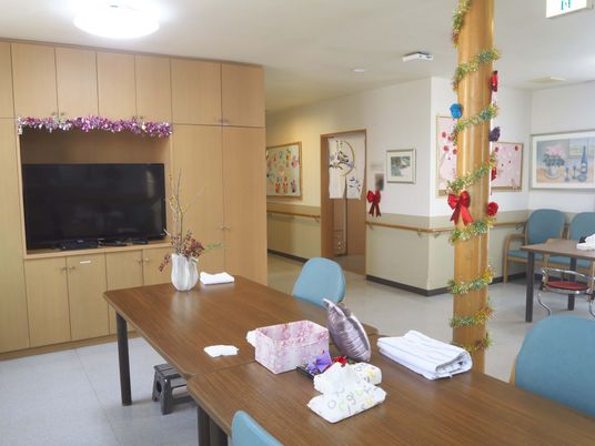 温かな装飾が施された室内
