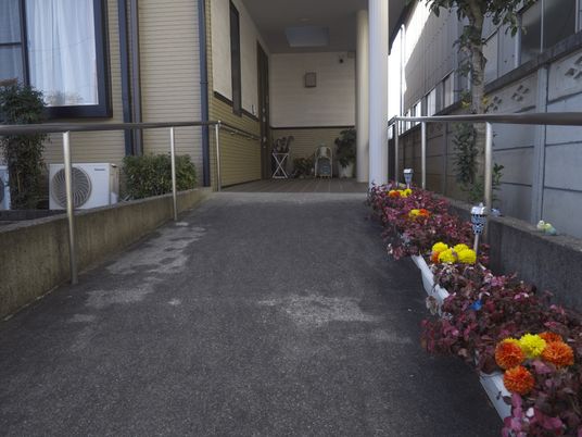 花壇のあるエントランス