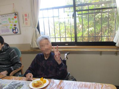 明るいダイニングで笑顔の利用者