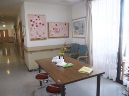 自然光が差し込む廊下