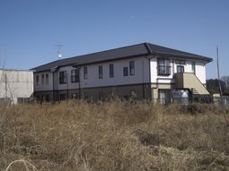 広い土地の建物外観