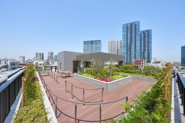 都市景と庭園のテラス