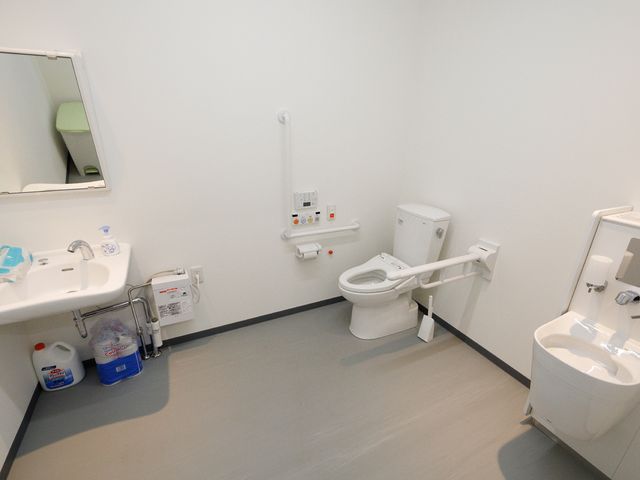 バリアフリートイレの空間 トイレ 手すり付きのトイレは安心してご利用いただける設計です。広々とした洗面台も清潔感があります。