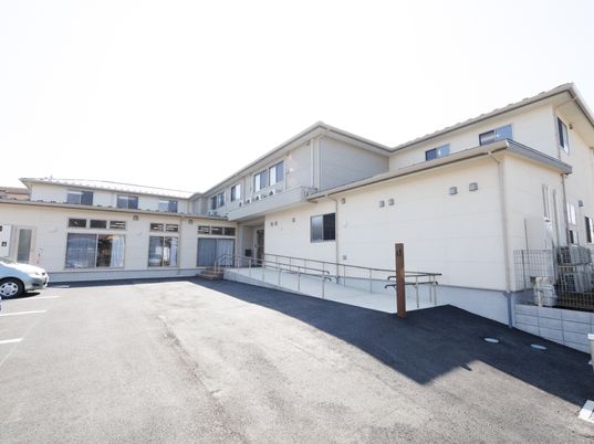 明るい建物のエントランス