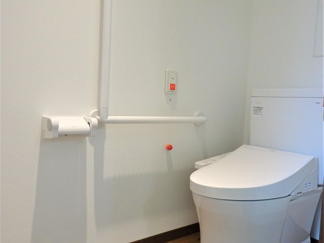 配慮されたトイレ設備 トイレ 安全に配慮されたバリアフリーのトイレです。手すりは利用者の安全を守り、自立を支援します。